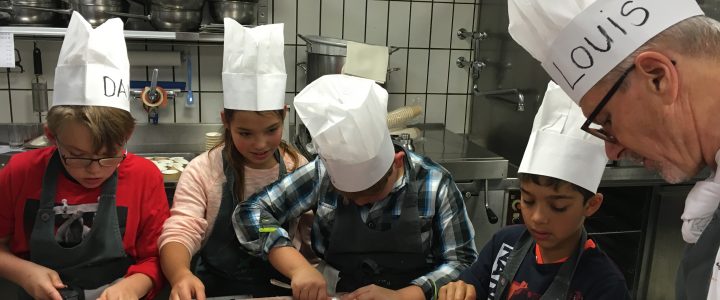 Kinder der amitola kochen mit Louis ein Merci-Diner für ihre Spender