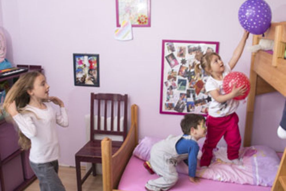 Kinder spielen im Zimmer