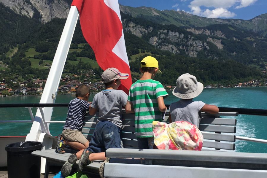 Kinder auf Schiff