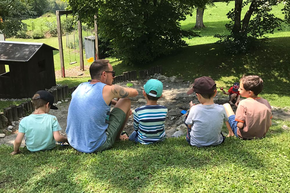 Kinder spielen im Zimmer