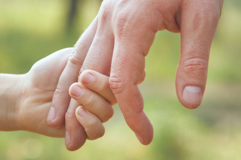 Kinderhand hält Hand eines Erwachsenen